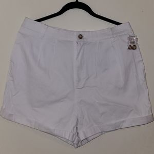 White cuffed shorts 🤍